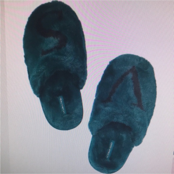 Victoria’s Secret closed toe faux fur slippers deepest green Medium New - Picture 1 of 5